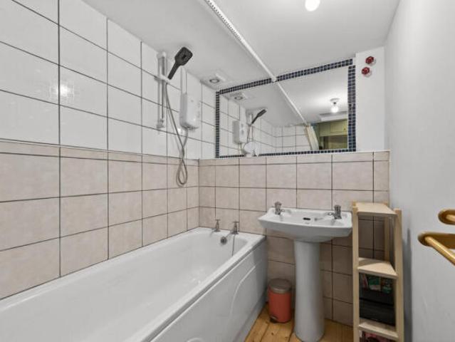 Flat for sale in Newington, Scotland