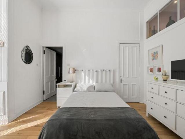 Flat for sale in Shawlands, Scotland