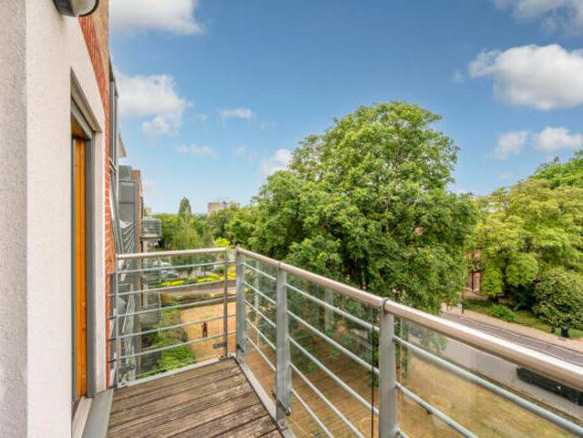 Flat for sale in Putney, Greater London