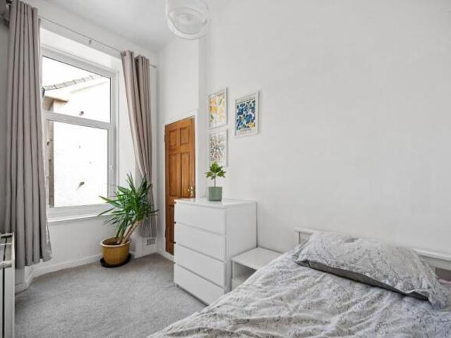 Flat for sale in Shawlands, Scotland