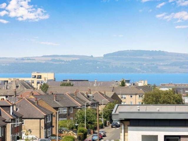 Flat for sale in Pilton, Scotland