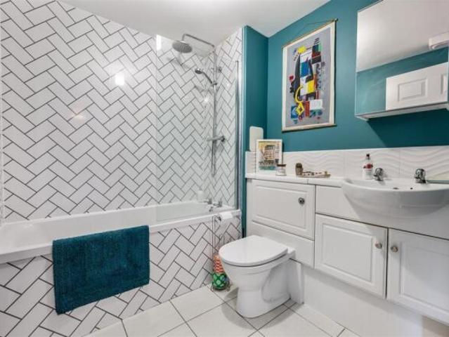 Flat for sale in Kelvindale, Scotland