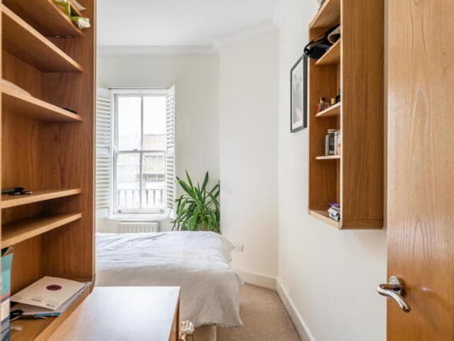 Flat for sale in Cat Hill, England