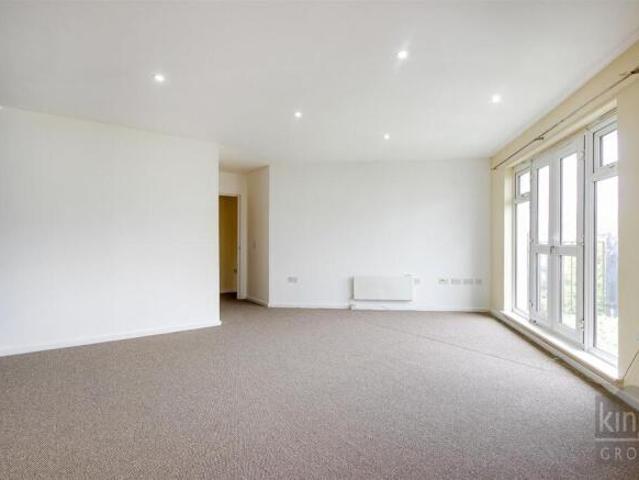Flat for sale in Enfield, Greater London
