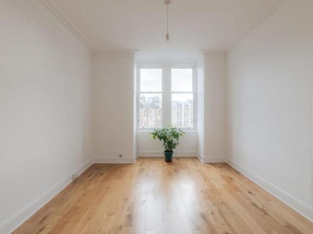 Flat for sale in Dowanhill, Scotland