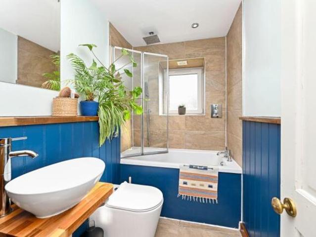 Flat for sale in Duddingston, Scotland