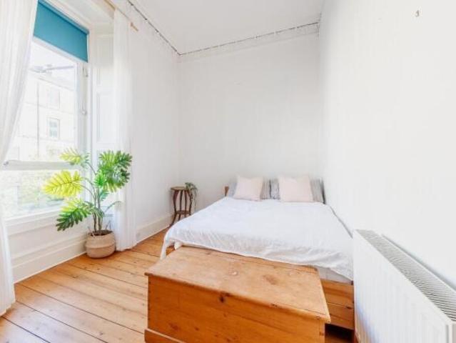 Flat for sale in Newington, Scotland