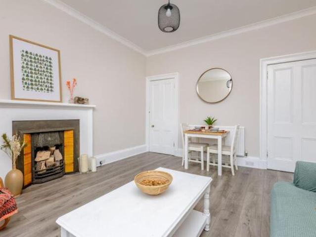 Flat for sale in Newington, Scotland