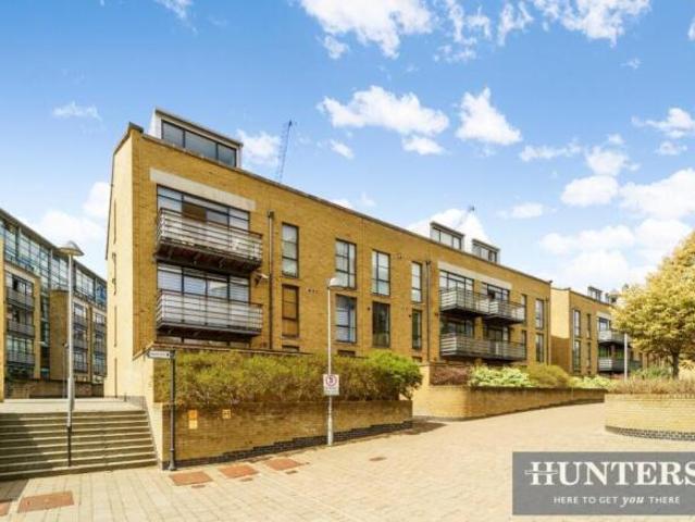 Flat for sale in Brentford, Greater London
