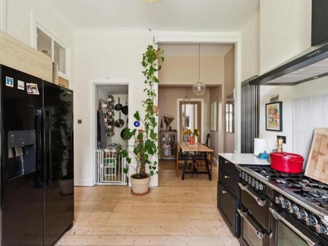 Flat for sale in Pollokshields, Scotland