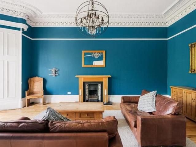 Flat for sale in Dowanhill, Scotland