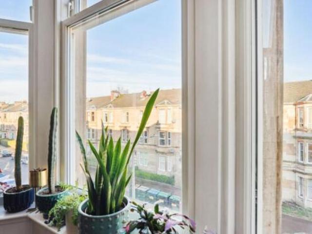 Flat for sale in Pollokshields, Scotland
