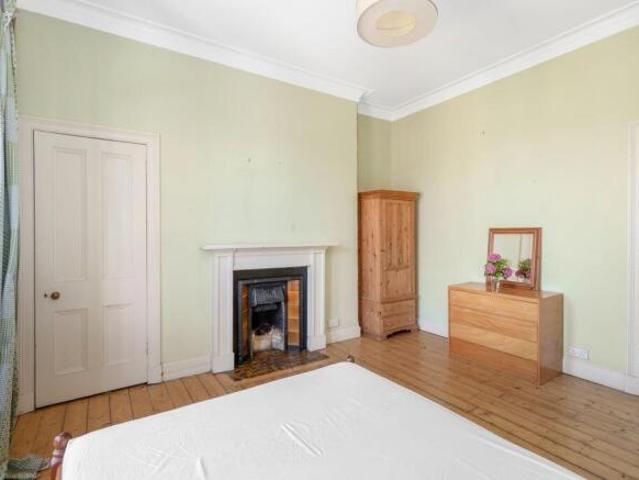 Flat for sale in Blackford, Scotland