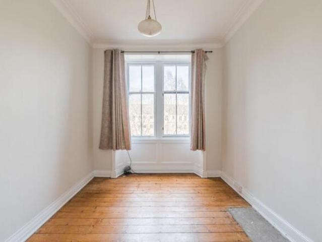 Flat for sale in Hyndland, Scotland