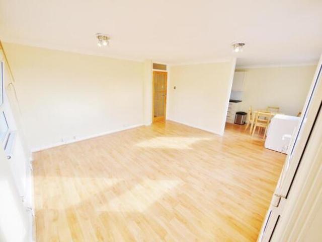 Flat for sale in Navestock Side