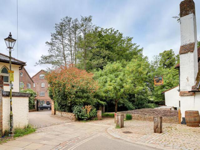 Flat for sale in St Albans, Five Acres