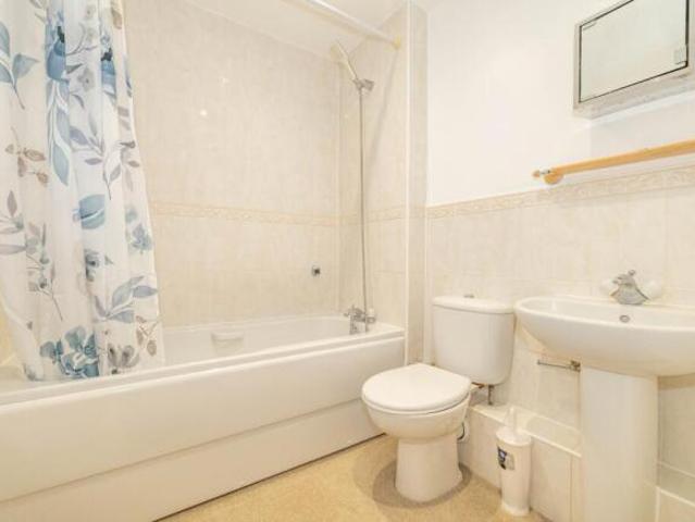 Flat for sale in The Bridge, Kent