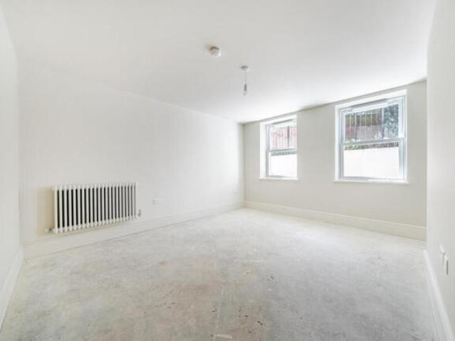 Flat for sale in Hampshire