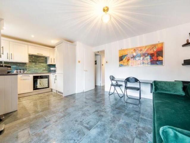 Flat for sale in Cat Hill