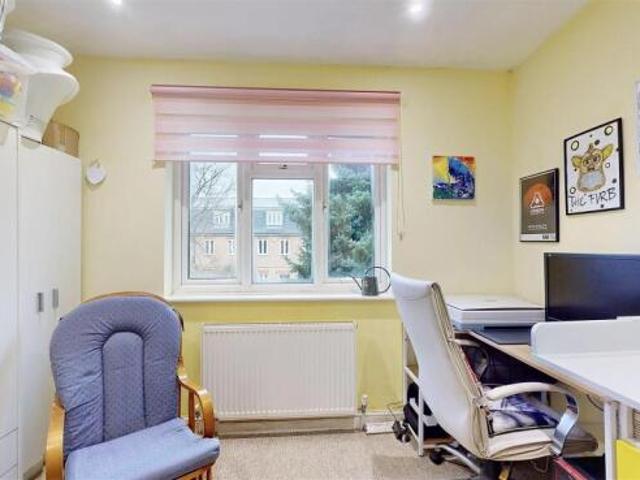 Flat for sale in Isleworth, Greater London