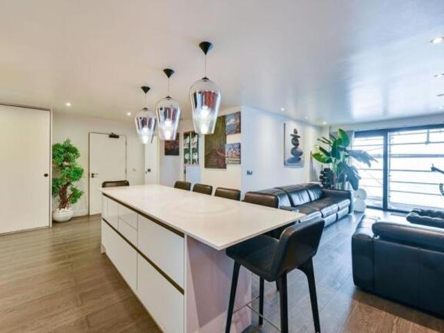 Flat for sale in Kennington, Greater London