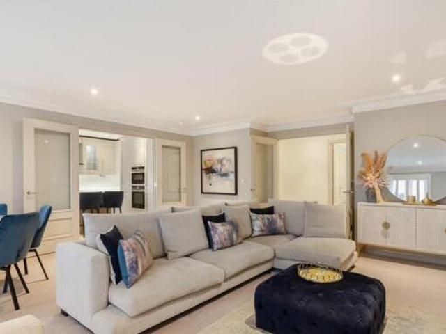 House for sale in Ascot