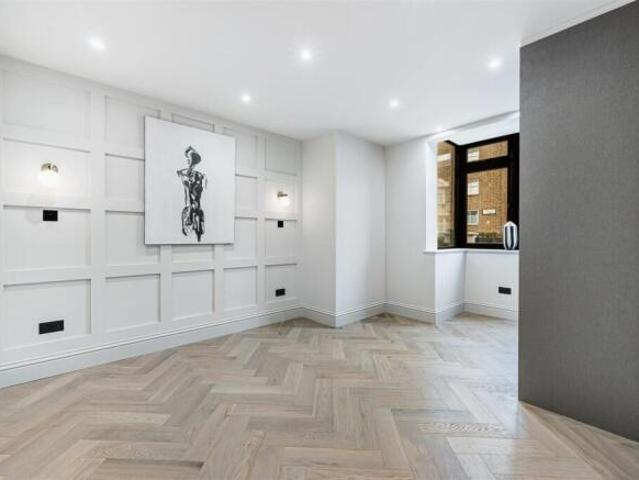 Flat for sale in Brunswick Park, Greater London
