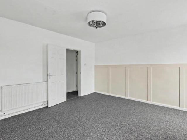 Flat for sale in Enfield, Greater London