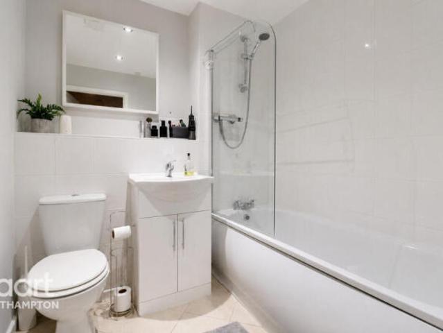 Flat for sale in Northampton, Northamptonshire