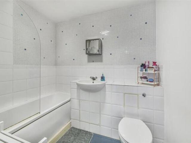 Flat for sale in Balham, Greater London