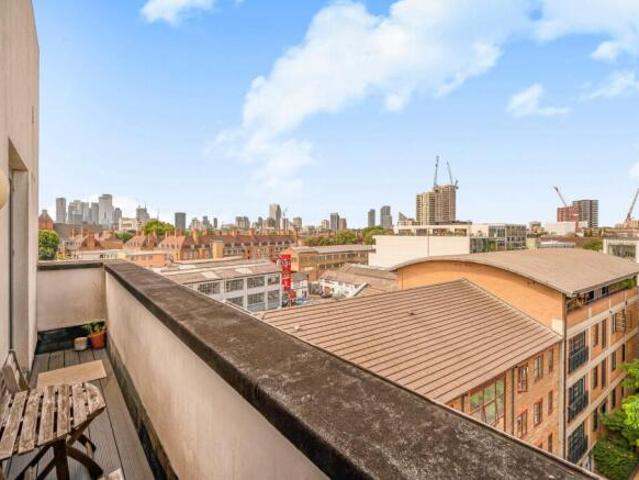 Flat for sale in South Hackney, Greater London