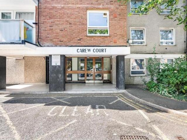 Flat for sale in Carshalton Beeches, Greater London