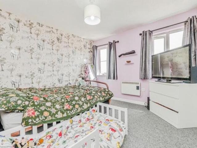 Flat for sale in Beaufort, Wales