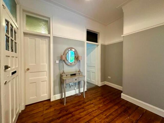 Flat for sale in Shawlands, Scotland