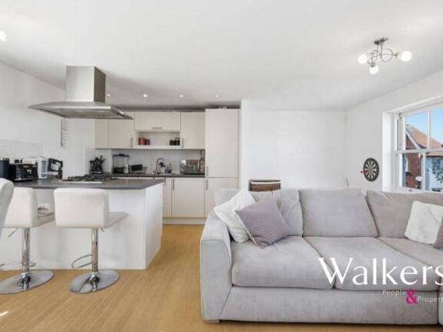 Flat for sale in Navestock Side