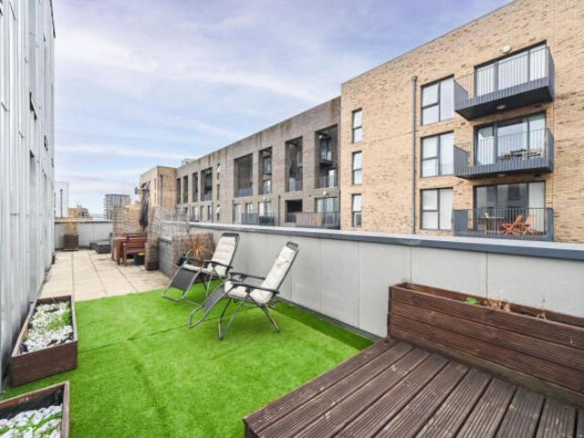 Flat for sale in Bromley-by-Bow, Greater London