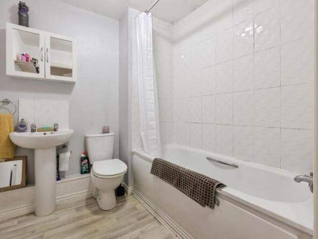 Flat for sale in Follaton, Strode