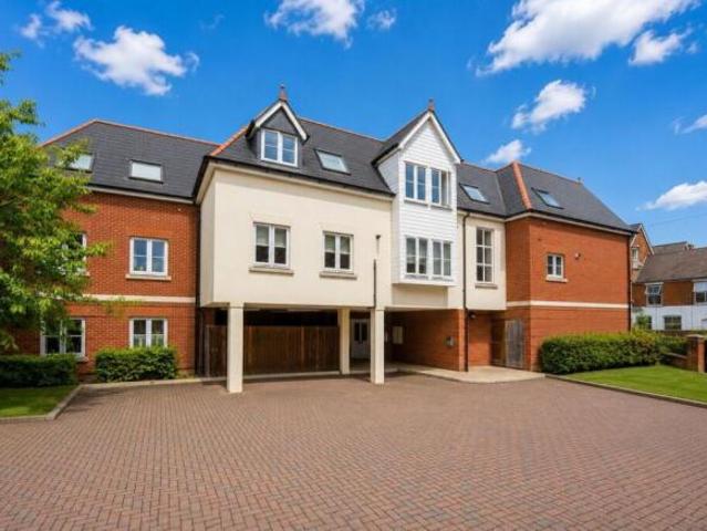 Flat for sale in Guildford, Surrey