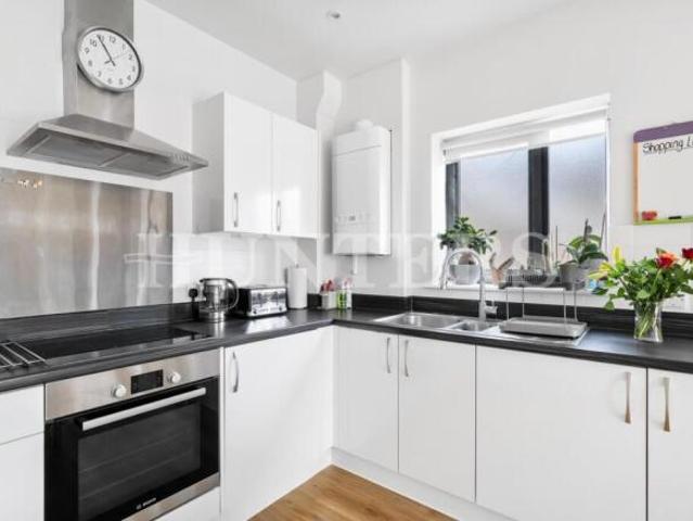 Flat for sale in Cat Hill, England