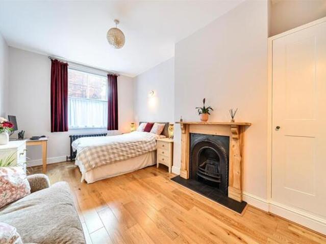 Flat for sale in Queens Park, Bedford