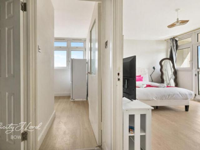 Flat for sale in Cat Hill, England