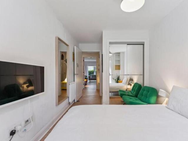 Flat for sale in Broomhill, Scotland