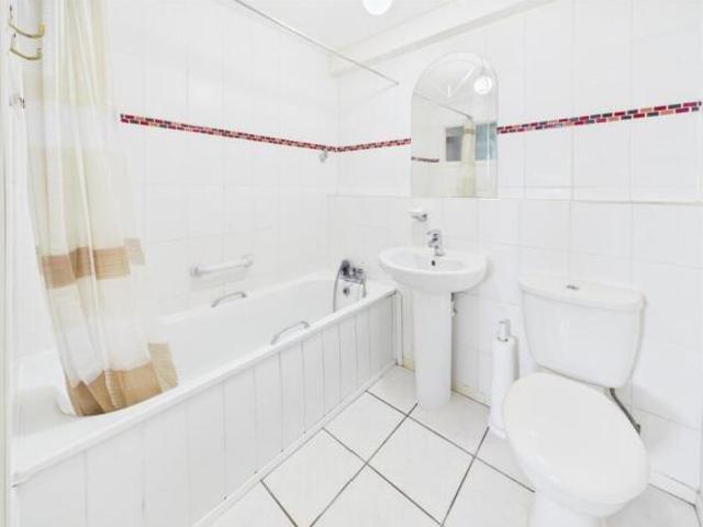 Flat for sale in Broomhill, Scotland