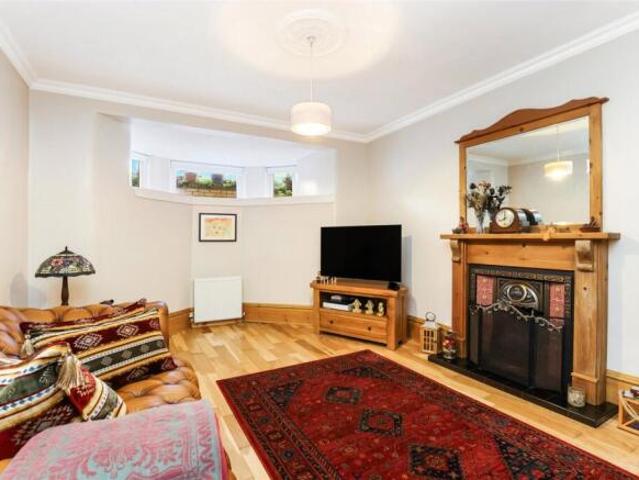 Flat for sale in Broomhill, Scotland