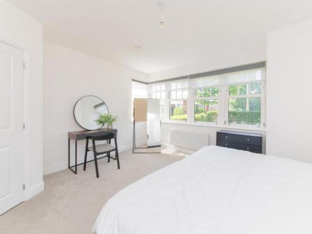 Flat for sale in South Lane, West Yorkshire