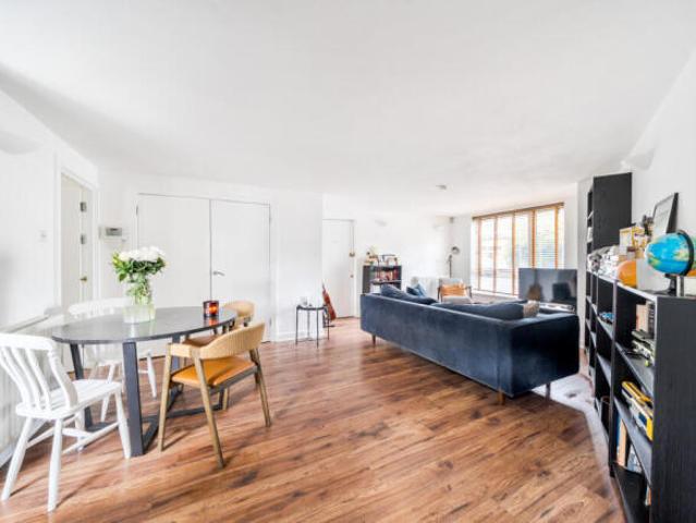 Flat for sale in Lee, Greater London