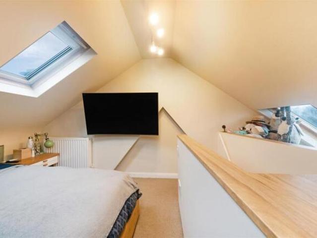 Flat for sale in London Borough of Merton, Raynes Park