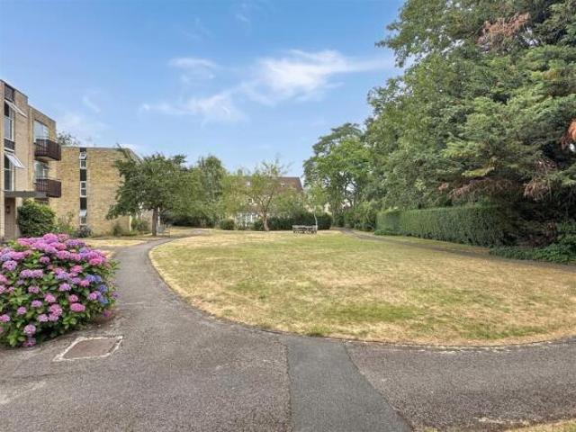 Flat for sale in South Lane, West Yorkshire