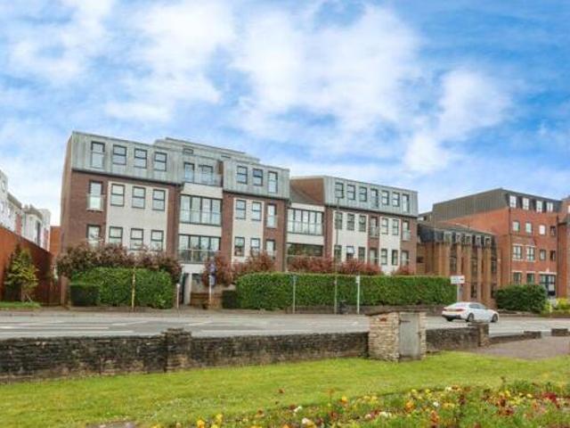 House for sale in Heol-las, Surrey