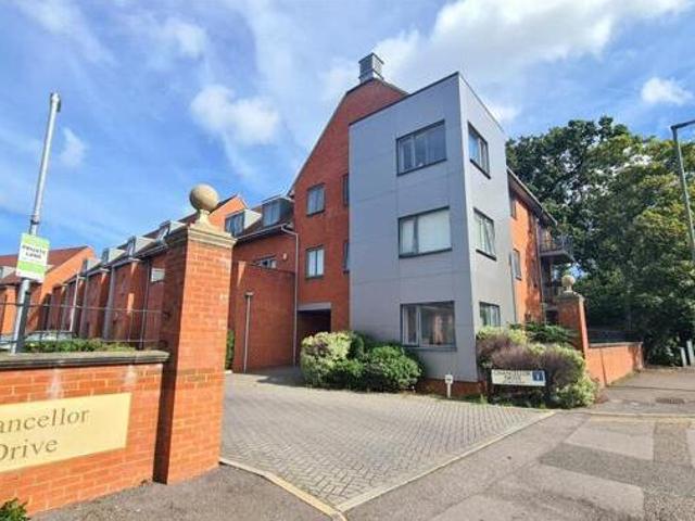 House for sale in Heol-las, Surrey